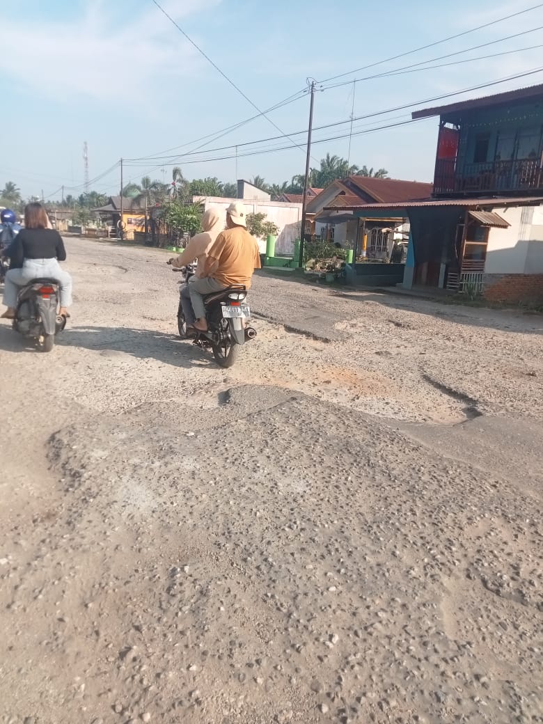 Sudah Puluhan Kali Idul Fitri, Kerusakan Jalan Di Pangkalansusu Tak Pernah Diperhatikan