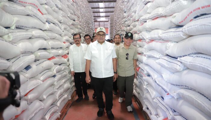 Pj Bupati Aceh Besar Dampingi Gubernur Pantau Stok Dan Harga Pangan Di Pasar Lambaro