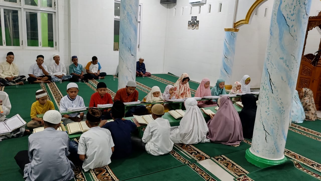Remaja Mesjid Al-Ihsan Siborang Khatamkan Al Quran. Remaja Mesjid Al-Ihsan Siborang Khatamkan Al Quran.