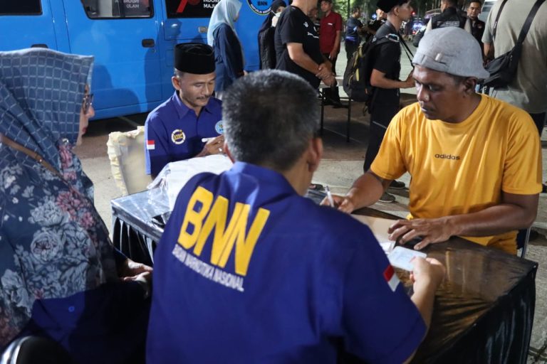 Puluhan Sopir Angkutan Umum Di Terminal Batoh Jalani Tes Urine