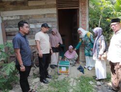 Pj Bupati Aceh Besar Salurkan Bansos