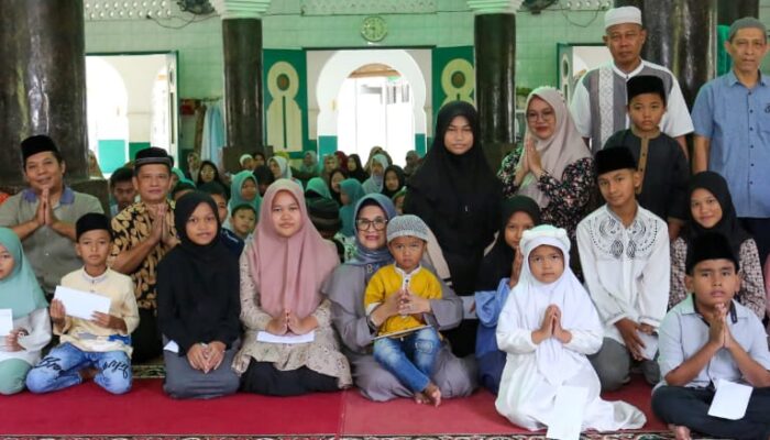 Wali Kota P.Siantar Salurkan Santunan Kepada 97 Anak Yatim/Piatu
