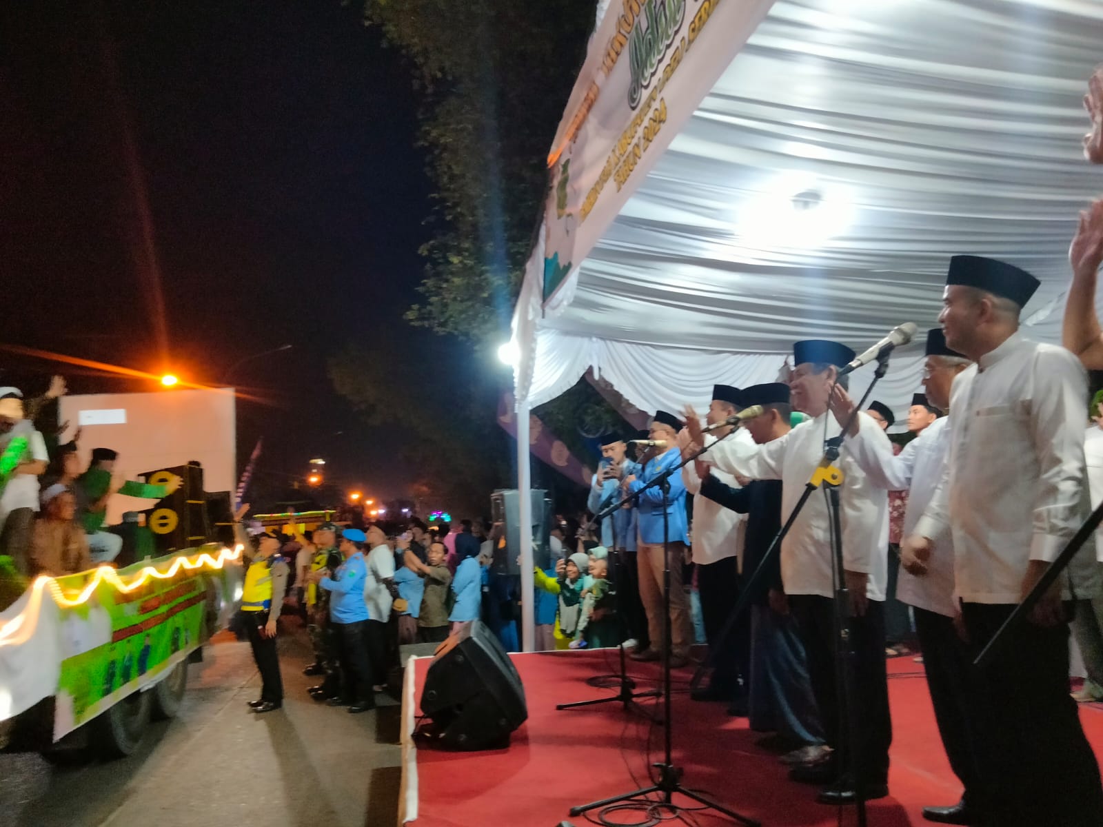 Ribuan Umat Muslim Padati Masjid, Musholla Dan Lapangan Ribuan Umat Muslim Padati Masjid, Musholla Dan Lapangan
