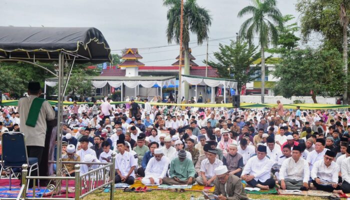 Ribuan Umat Muslim Padati Masjid, Musholla Dan Lapangan