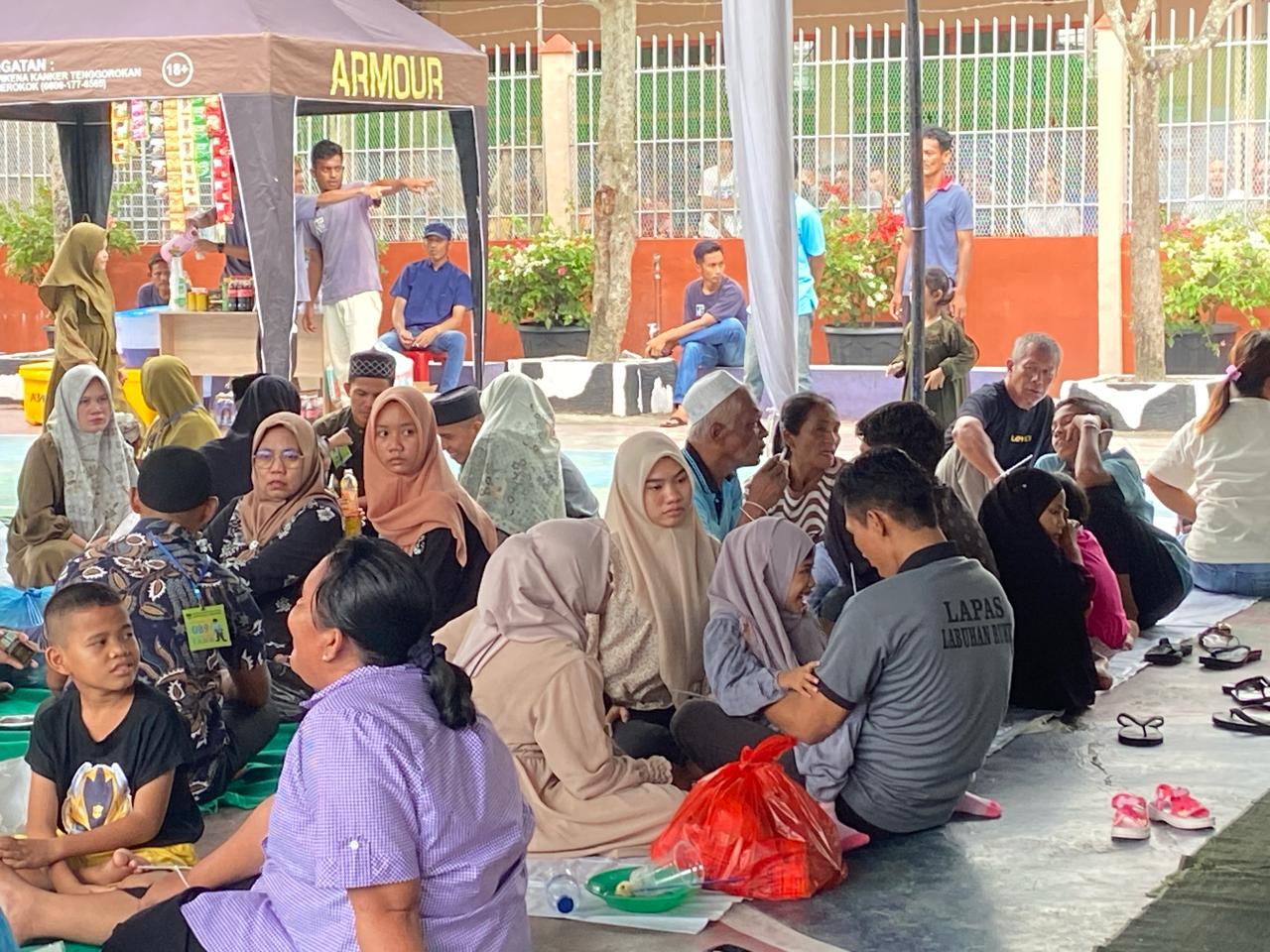 Keluarga Napi Ramai Berlebaran Di Lapas Labuhan Ruku Keluarga Napi Ramai Berlebaran Di Lapas Labuhan Ruku