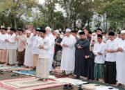 Pj Bupati Salat Ied Bersama Warga Kota Jantho di Lapangan Bungoeng Jeumpa