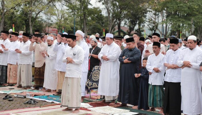 Pj Bupati Salat Ied Bersama Warga Kota Jantho di Lapangan Bungoeng Jeumpa