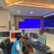 Petugas PLN memonitor keandalan pasokan listrik melalui Distribution Control Center (DCC).