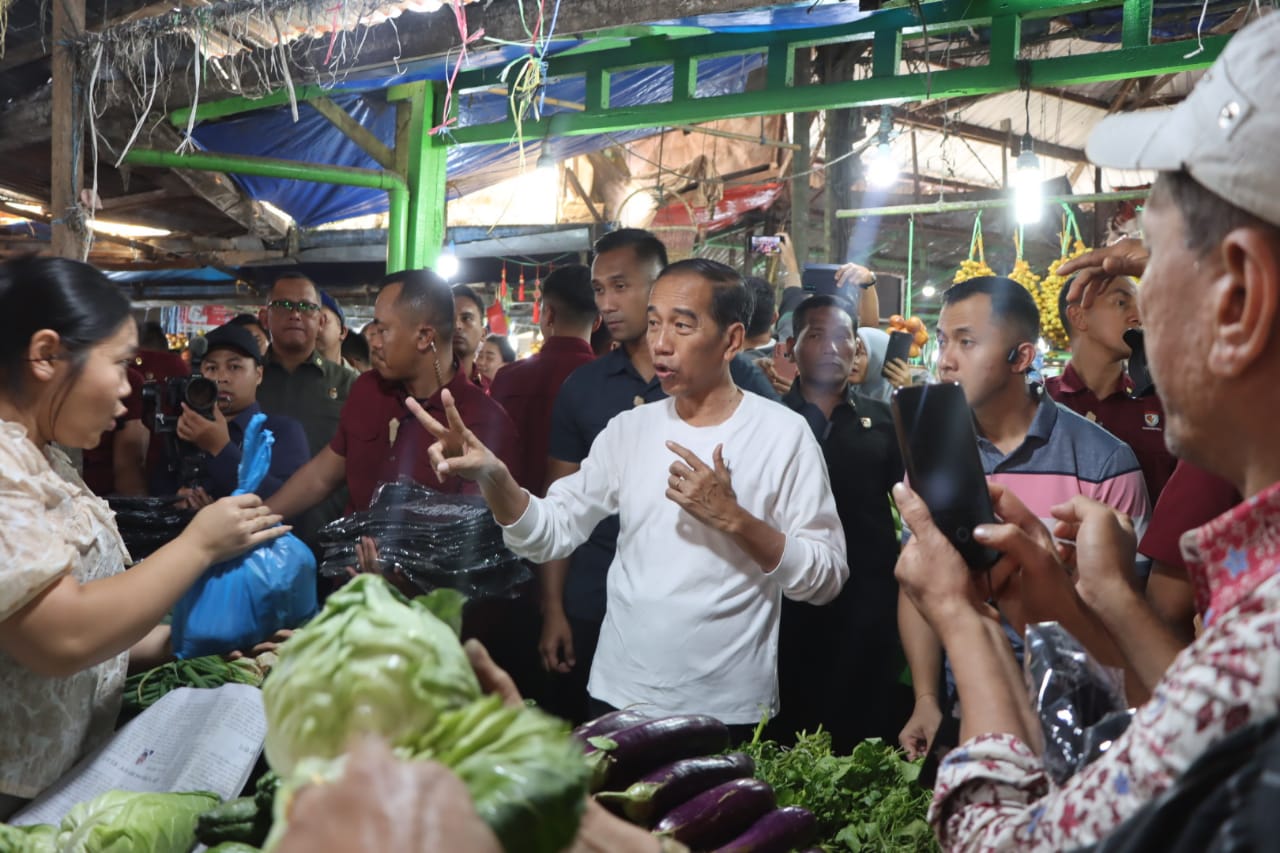 Warga Dan Wisatawan Antusias Lihat Jokowi Di Pasar Buah Berastagi