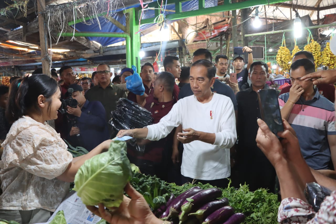 Warga Dan Wisatawan Antusias Lihat Jokowi Di Pasar Buah Berastagi