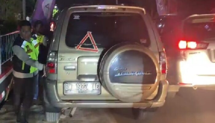 Arus Lalu Lintas Padat Merayap Di P. Siantar, Kapolres Dorong Mobil Mogok