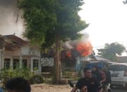Liburan Di Pantai, Rumah Semi Permanen Ludes Terbakar