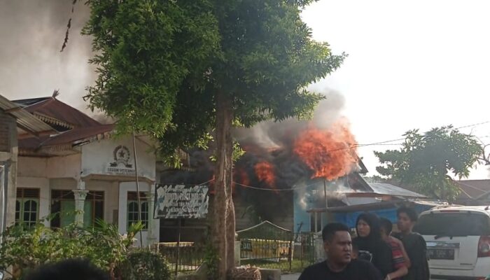 Liburan Di Pantai, Rumah Semi Permanen Ludes Terbakar