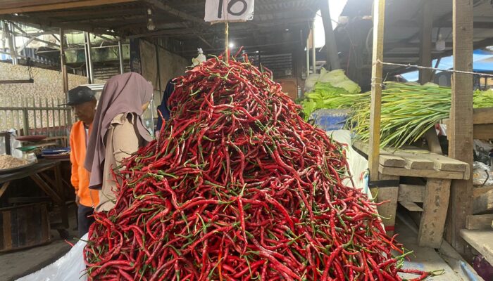 Harga Cabai Merah Anjlok Sentuh Rp15 Ribu, Bawang Merah Meroket