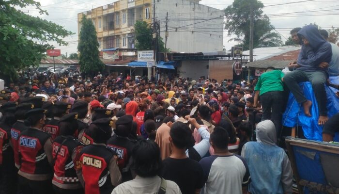 Warga Pancurbatu Demo Di PN Lubukpakam