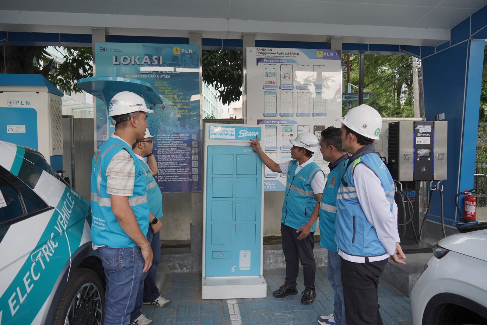 General Manager PLN UID Sumatera Utara Saleh Siswanto (3 dari kanan), bersama Senior Manager Distibusi Khairul Lingga (dua dari kiri), dan Manager PLN UP3 Medan Ricki Yacob (kiri) melakukan inspeksi di SPKLU Medan Kota.