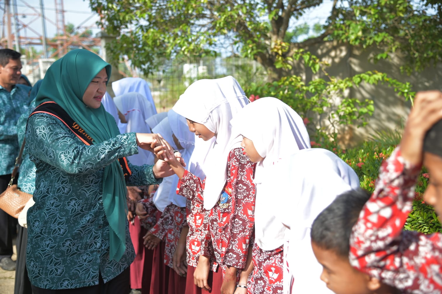 Bunda PAUD Aceh Besar Tinjau SDN Kandang Pulo Aceh