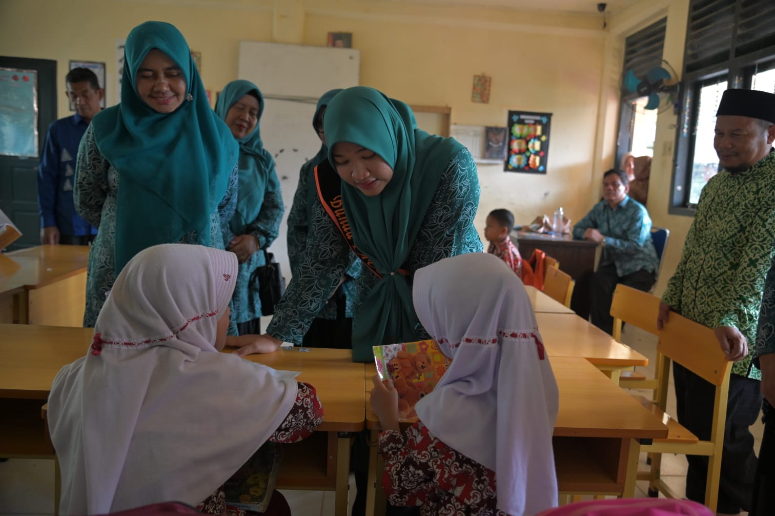 Bunda PAUD Aceh Besar Tinjau SDN Kandang Pulo Aceh