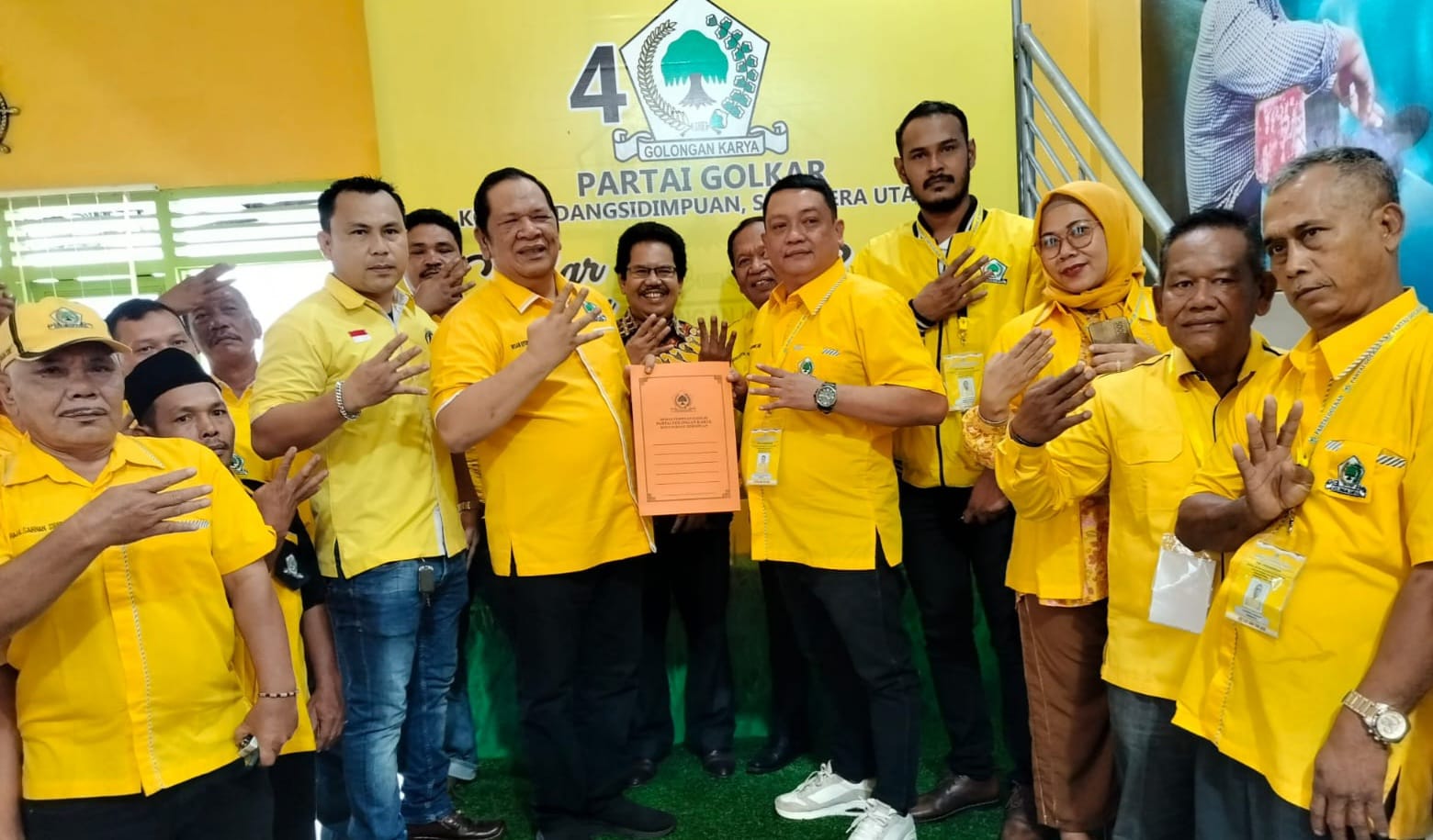 Mantan Wali Kota Sidimpuan Ambil Formulir Ke Partai Golkar