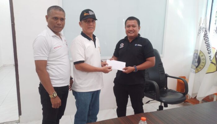Ketua Umum KONI Deliserdang Serahkan Bantuan Dana Pelatihan Wasit/Juri Akuatik