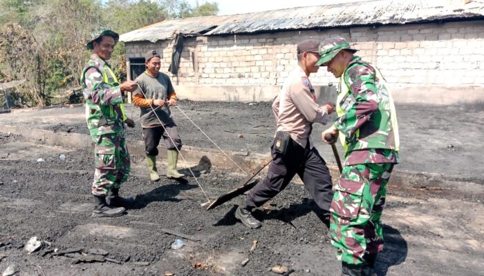 Dandim 0119/BM Kerahkan Prajurit Bersihkan Puing Paska Kebakaran Pesantren Nurussalam