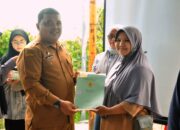 Sekda Aceh Besar Serahkan Sertifikat Retribusi Tanah