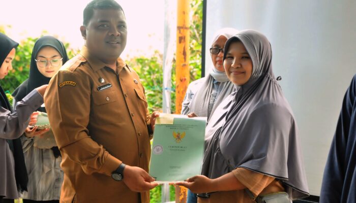 Sekda Aceh Besar Serahkan Sertifikat Retribusi Tanah