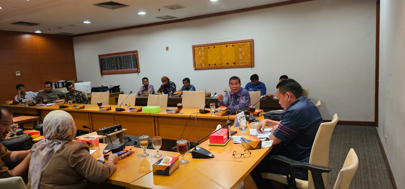 RAPAT Dengar Pendapat (RDP) Komisi B DPRD Sumut dengan Dinas Lingkungan Hidup dan Kehutanan Sumut, Unit Pelaksana Teknis Dinas (UPTD), KPH Wilayah Sipirok, Wilayah XI Padang Sidempuan, Dinas Perkebunan dan Peternakan Sumut, PT TPL, Kepala Desa Marisi Kecamatan Angkola TImur, tokoh masyarakat Tapsel di ruang dewan, Selasa (23/4). Waspada/ist