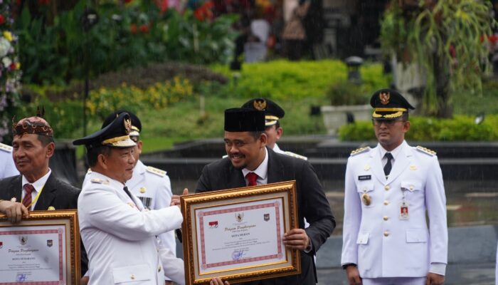 Diberikan Sekali Seumur Hidup, Bobby Nasution Raih Anugerah Tanda Kehormatan Satyalancana Karya Bhakti Praja Nugraha Atas Kinerja Tinggi Dan Inovatif