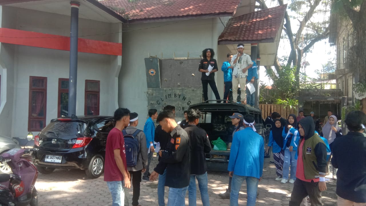 Puluhan Mahasiswa UGL Demo Kantor Bupati Aceh Tenggara