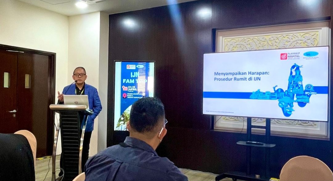 Head of Anaesthetis and Intesive Care Department IJN, Prof Dato Dr Suhaini Kadiman saat menjelaskan tentang Pusat Kesehatan Jantung IJN kepada para peserta IJN Fam Trip dari Indonesia, Kamis (25/4).