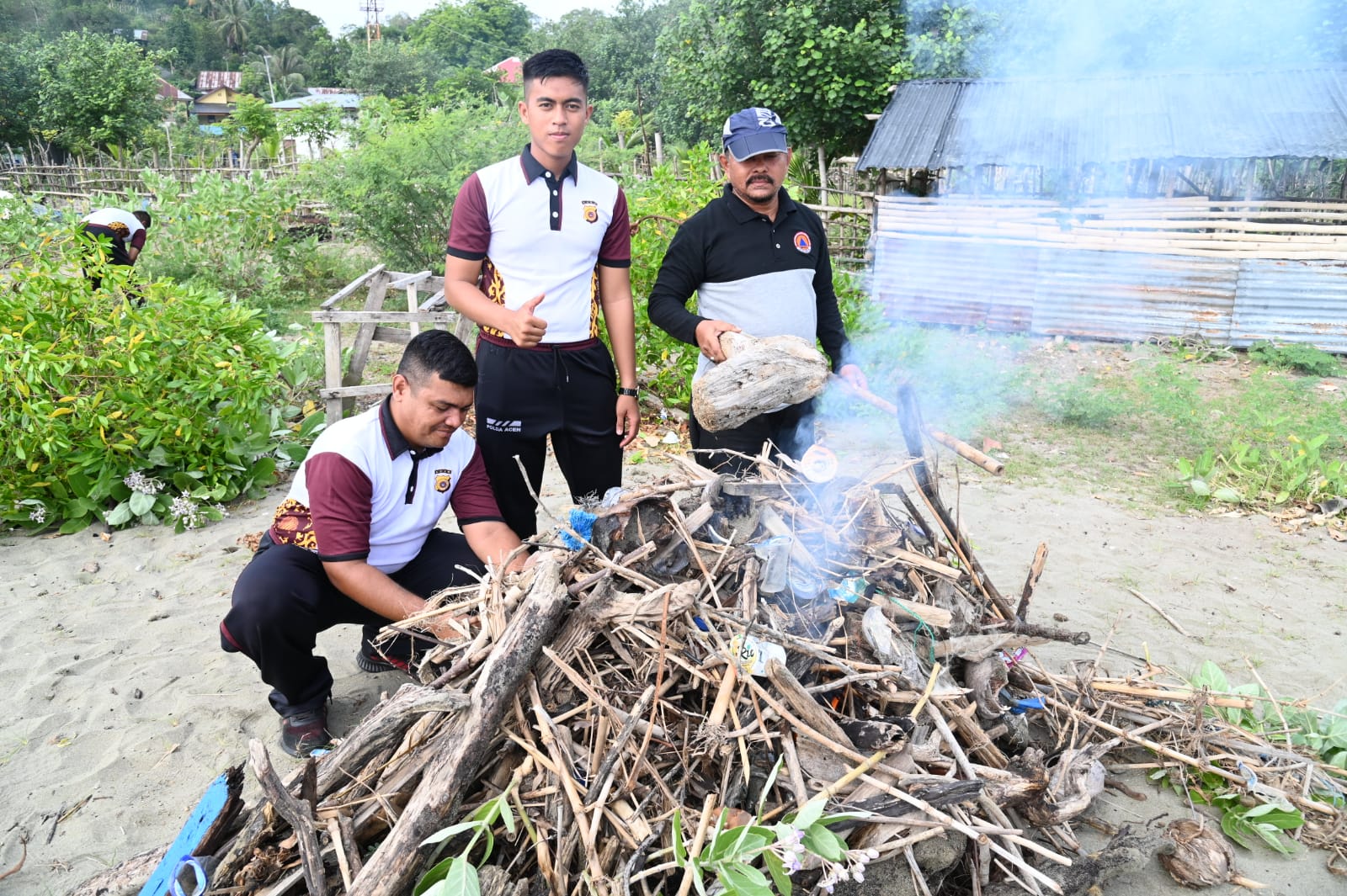 Aksi Satu Jam, Pemkab Aceh Besar-Satbrimob Bersihkan Lokasi Wisata Ujong Pancu