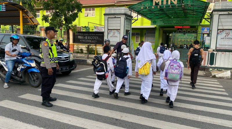 Cegah Laka Lantas, Personel Polresta Banda Aceh Lakukan Strong Point Pagi Hari