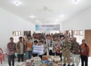 General Manager PLN UID Sumatera Utara, Saleh Siswanto (empat dari kanan) menyerahkan bantuan sembako, peralatan elektronik dan santunan kepada Direktur YAPENTRA Pdt. Linti Dongoran (lima dari kanan) beserta anak didik dan pengurus BAPENROHKRIS PLN UID Sumatera Utara, Jumat (26/4).