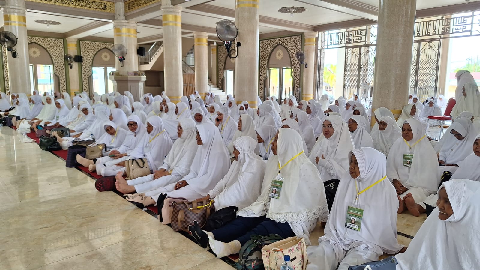 Siap-siap, Jemaah Embarkasi Aceh Ihram Di Asrama Haji