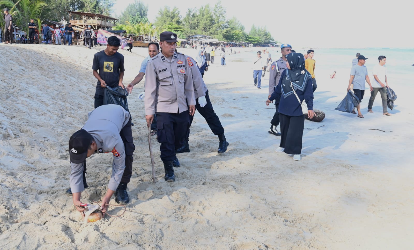 Pemkab Aceh Besar Kembali Gelar Aksi Pungut Sampah Di Pantai Lampuuk