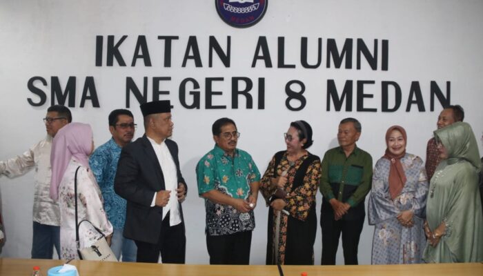 Kadisdik Sumut Resmikan Sekretariat IKA SMAN 8 Medan