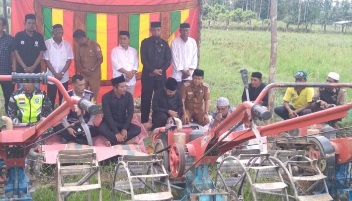 Usai Panen Padi, Pemdes Krueng Cut Dan Blang Leumak Peusijuk Desa