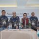 Penandatanganan berita acara Commercial Operation Date (COD) antara PLN UID Sumatera Utara Saleh Siswanto (tiga dari kanan) dengan Direktur Utama PT Sumatera Energi Lestari Rusmin Cahyadi (tida dari kiri) di Green Jati Junction Medan, Selasa (30/4).