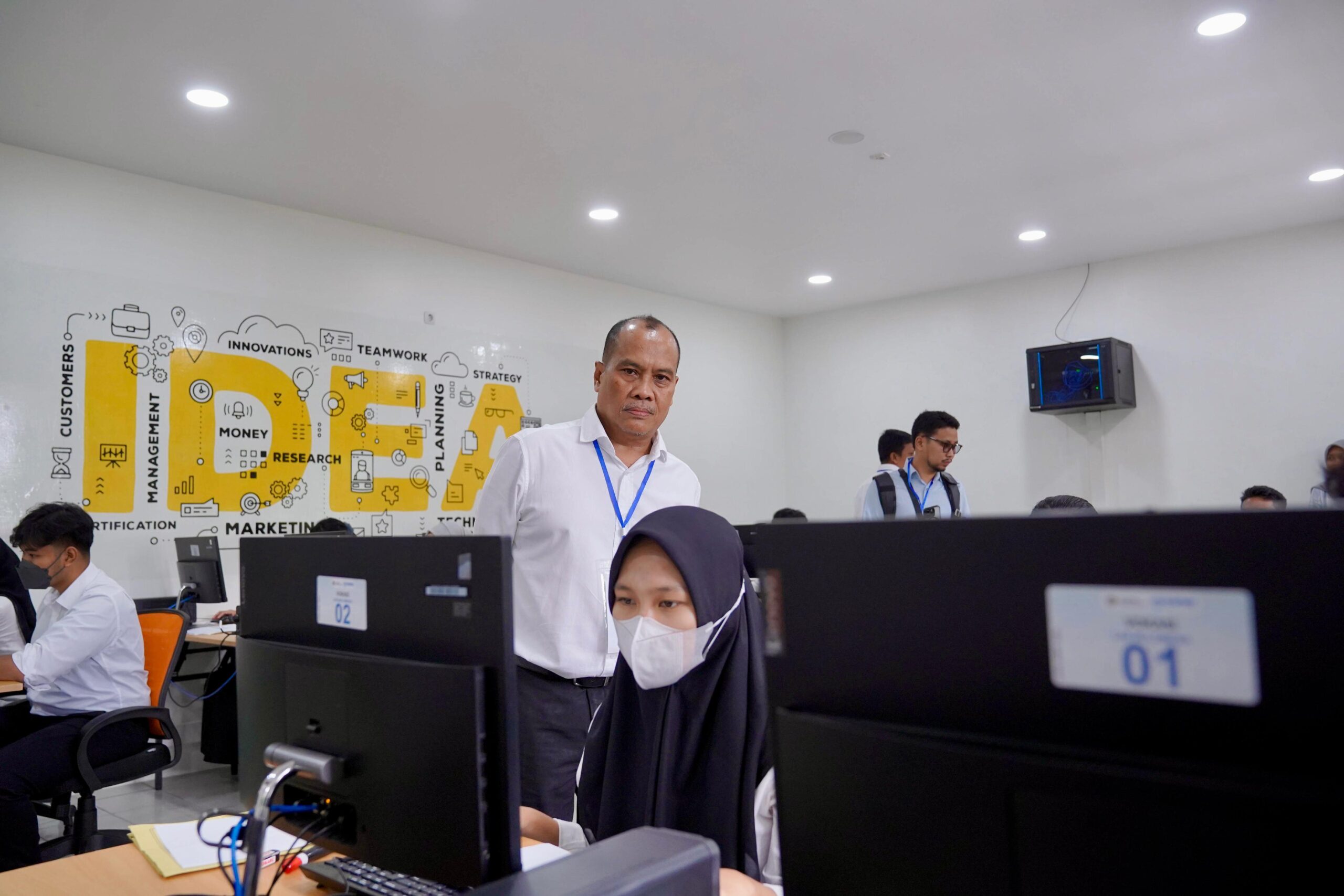 WAKIL Rektor 1 USU, Dr Edy Ikhsan, SH, MA,saat meninjau UTBK-SNBT di kampus USU. Waspada/Ist