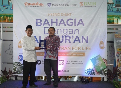 JNE menerima penghargaan Program 1 Juta Alquran. Waspada/ist