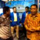 REKTOR UMSU, Prof Dr. Agussani berbincang dengan pengunjung yang datang ke stand UMSU. Waspada/Ist