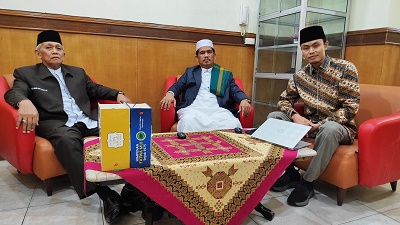 KETUA Bidang Fatwa H. Ahmad Sanusi Luqman dan Ketua Komisi Fatwa H. Muhammad Nasir dan Irwansyah saat bincang fatwa di MUI Sumatera Utara. Waspada/ist