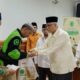 KETUA Umum MUI Sumut,Dr.Maratua Simajuntak memberikan paket zakat untuk yang berhak menerimanya. Waspada/Anum Saskia