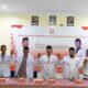 KETUA DPD PKS Kota Medan, H. Kasman Marasakti Lubis (tengah) saat memberikan keterangan pers di kantor DPD PKS Kota Medan, Jalan Sei Beras Medan, Minggu (21/4) sore. Waspada/Yuni Naibaho