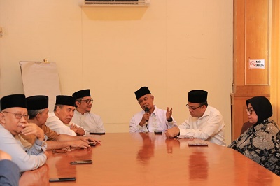 KETUA Senat Prof Dr Djohar Arifin menyampaikan masukan kepada yayasan UISU dan rektor, saat acara silaturahmi dan buka puasa bersama di Hotel Madani, Senin (1/4). Waspada/Ist