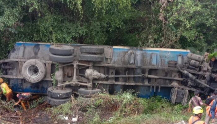 Truk CPO Tabrakan Beruntun Di Jalan Tol, 1 Truk Terbalik
