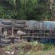 TRUK bermuatan CPO yang terbalik di jalan tol Belmera Km 23 dekat pintu keluar tol Bandarselamat, Senin (2/4). Waspada/Ist