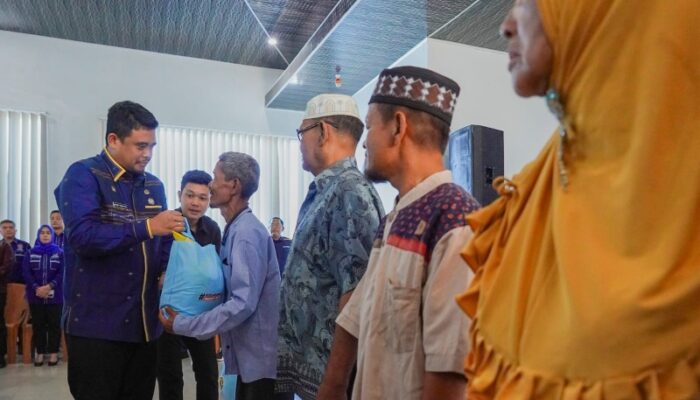 Salurkan 1.100 Paket Sembako kepada Warga Belawan, Bobby Nasution Apresiasi IKAPTK Medan