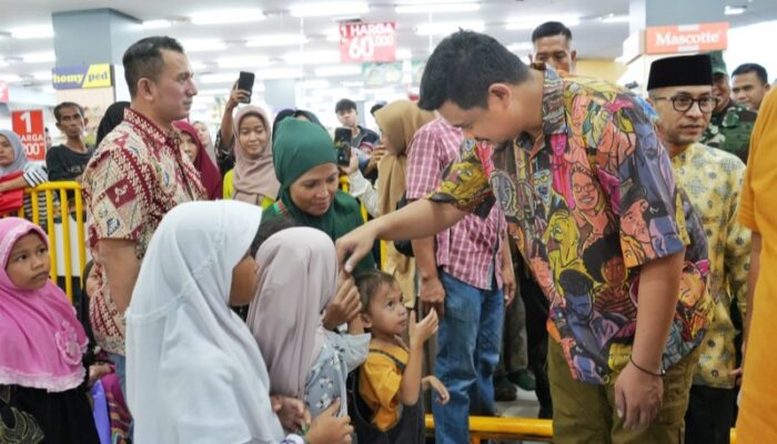 Berbagi Kebahagiaan, Wali Kota Medan Ajak Anak Yatim Berbelanja Baju Lebaran